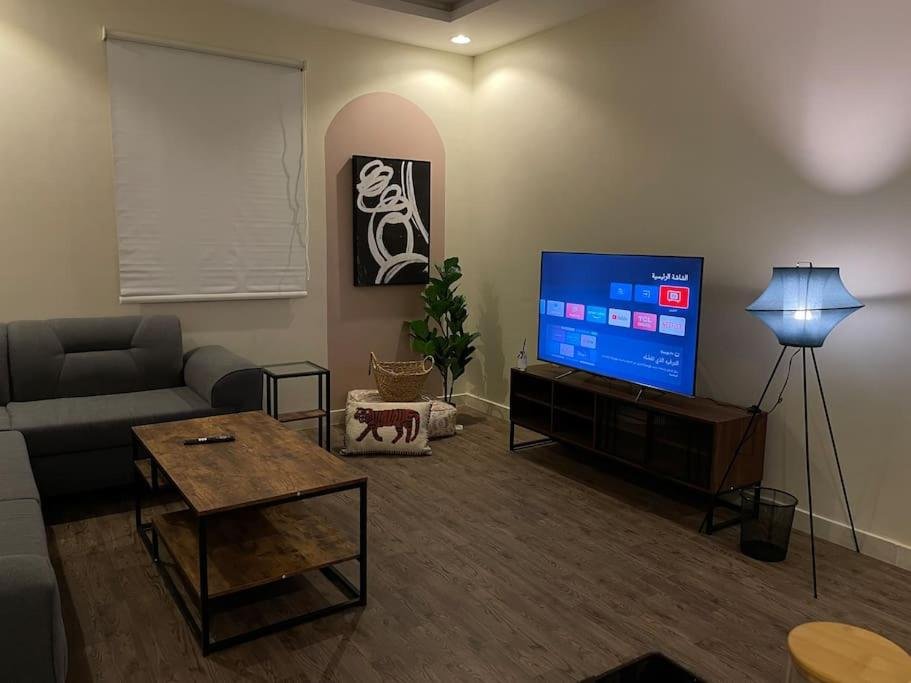 فيلا صغيرة بمدخل سيارة وحوش خاص في المنسك l تسجيل وصول ذاتي