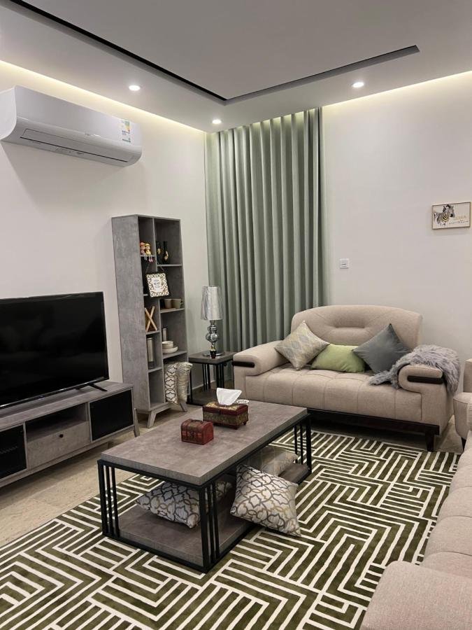 شقة دخول ذاتي مميزة بصالة للجلوس وغرفة نوم