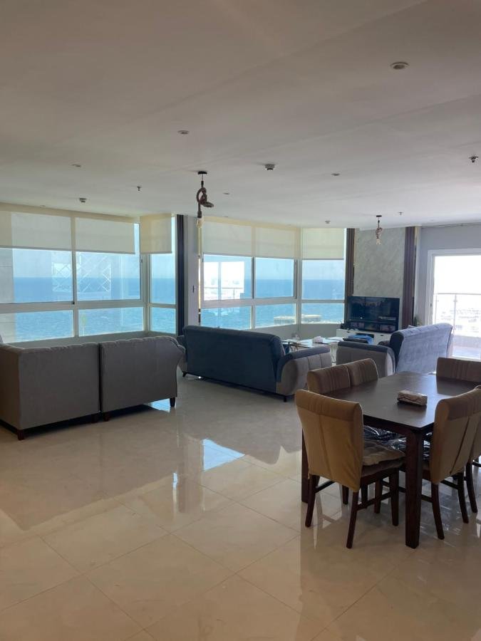 شقة في برج المسارات مطلة على البحر والفورمولا